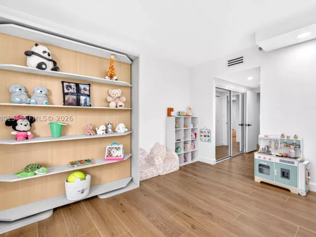 3-bedroom condo for sale in Aventura - 20281 E Country Club Dr 407 - MondialRealty