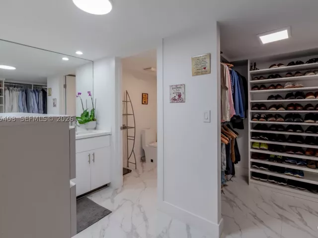 2-bedroom condo for sale in Key Biscayne - 151 Crandon Blvd 122 - MondialRealty