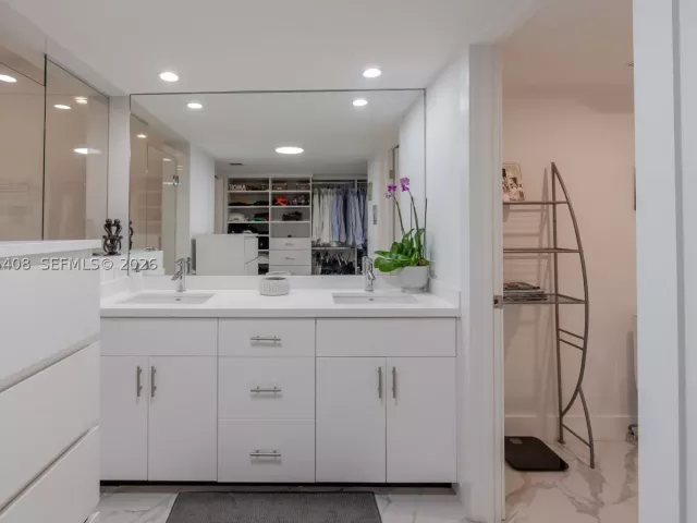 2-bedroom condo for sale in Key Biscayne - 151 Crandon Blvd 122 - MondialRealty