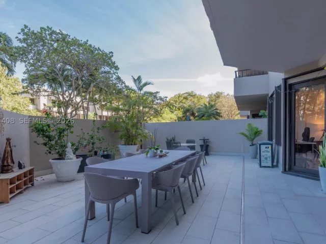 2-bedroom condo for sale in Key Biscayne - 151 Crandon Blvd 122 - MondialRealty