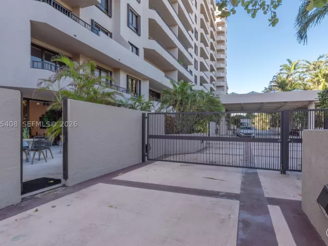 2-bedroom condo for sale in Key Biscayne - 151 Crandon Blvd 122 - MondialRealty