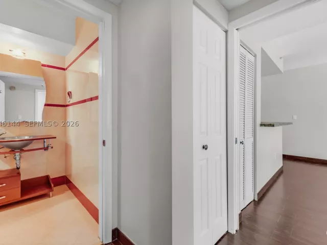 1-bedroom condo for rent in Miami Beach - 110 Washington Ave 1506 - MondialRealty