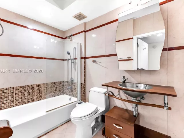 1-bedroom condo for rent in Miami Beach - 110 Washington Ave 1506 - MondialRealty