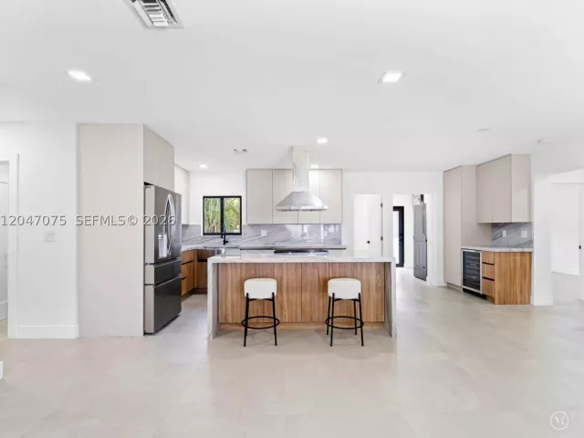 5-bedroom home for sale in Miami - 610 NE 164th Ter - MondialRealty