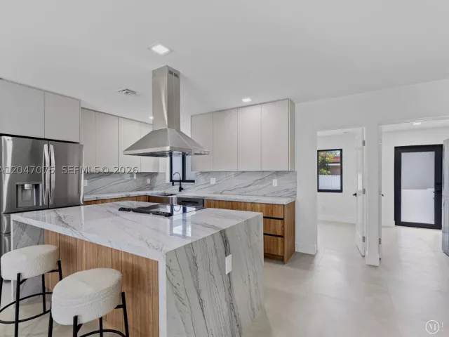 5-bedroom home for sale in Miami - 610 NE 164th Ter - MondialRealty