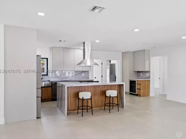 5-bedroom home for sale in Miami - 610 NE 164th Ter - MondialRealty