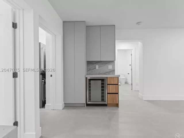 5-bedroom home for sale in Miami - 610 NE 164th Ter - MondialRealty