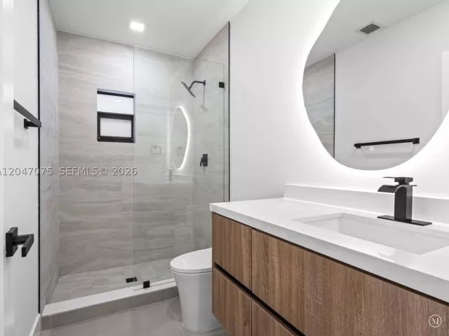 5-bedroom home for sale in Miami - 610 NE 164th Ter - MondialRealty