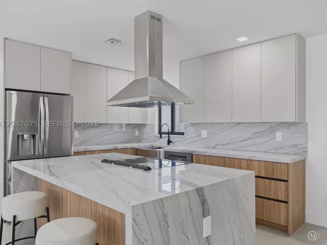 5-bedroom home for sale in Miami - 610 NE 164th Ter - MondialRealty