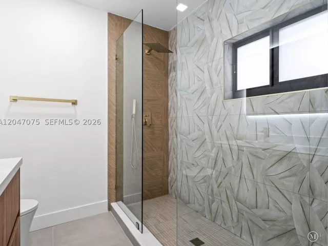 5-bedroom home for sale in Miami - 610 NE 164th Ter - MondialRealty