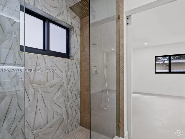 5-bedroom home for sale in Miami - 610 NE 164th Ter - MondialRealty