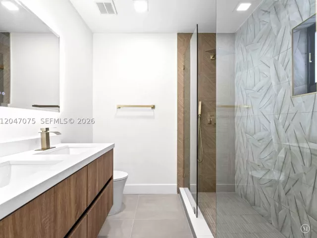 5-bedroom home for sale in Miami - 610 NE 164th Ter - MondialRealty