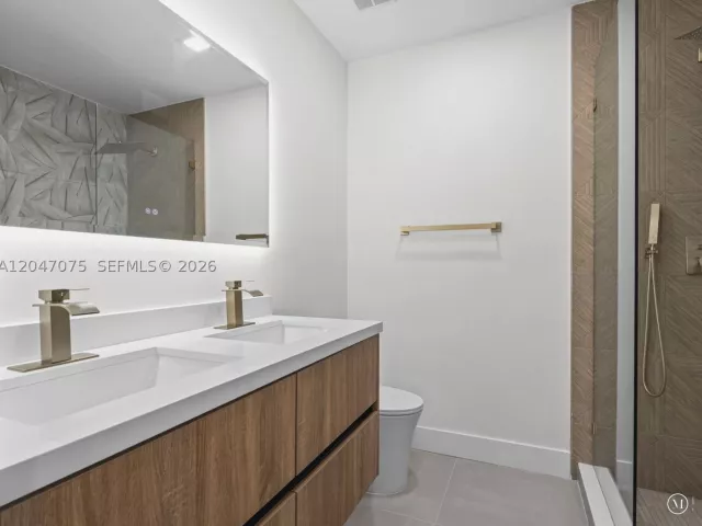 5-bedroom home for sale in Miami - 610 NE 164th Ter - MondialRealty