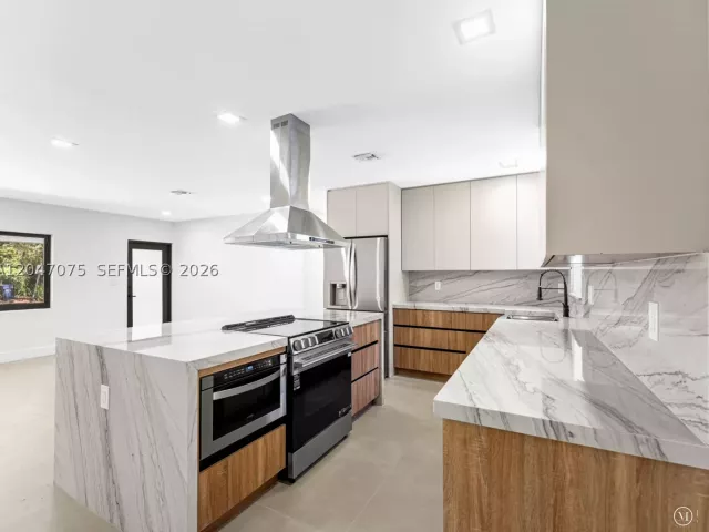 5-bedroom home for sale in Miami - 610 NE 164th Ter - MondialRealty