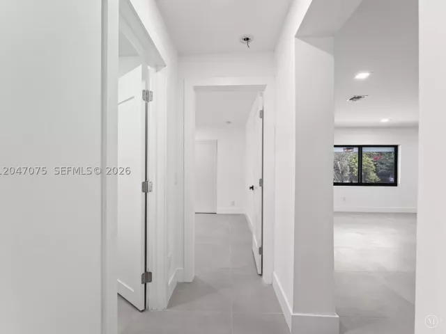 5-bedroom home for sale in Miami - 610 NE 164th Ter - MondialRealty