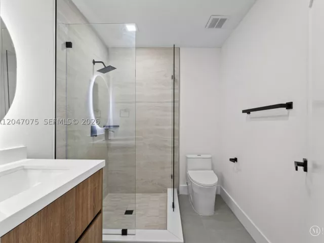 5-bedroom home for sale in Miami - 610 NE 164th Ter - MondialRealty