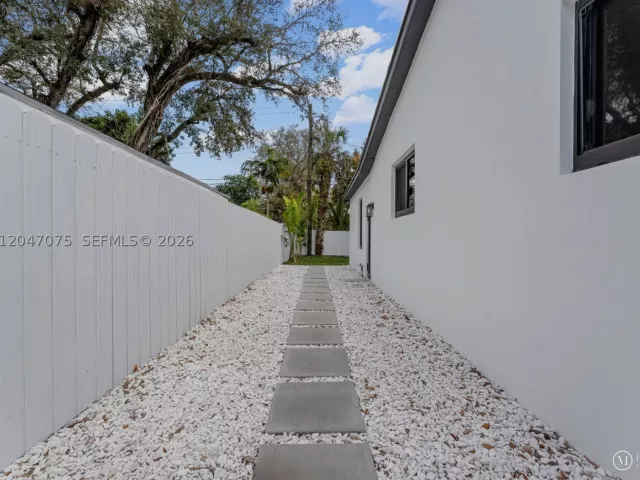 5-bedroom home for sale in Miami - 610 NE 164th Ter - MondialRealty