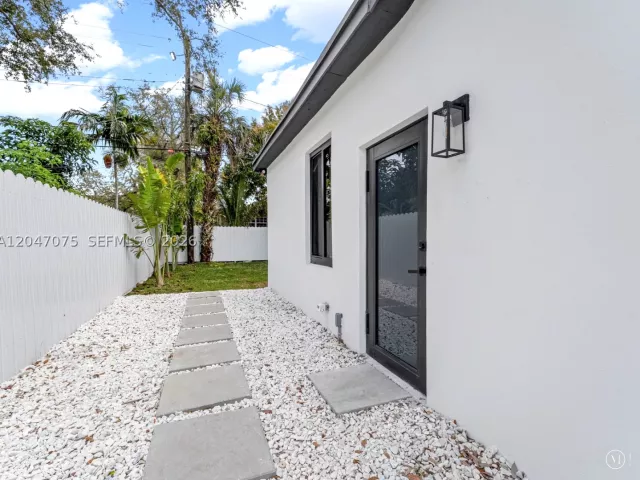 5-bedroom home for sale in Miami - 610 NE 164th Ter - MondialRealty