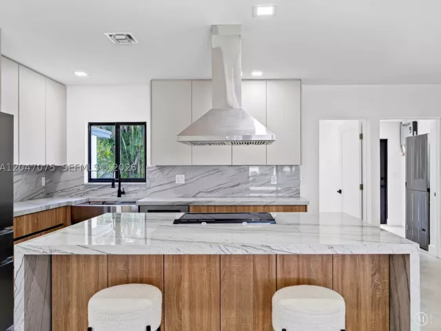 5-bedroom home for sale in Miami - 610 NE 164th Ter - MondialRealty