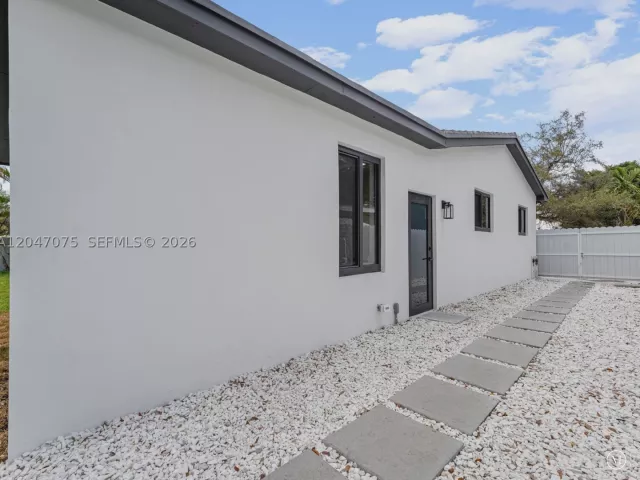 5-bedroom home for sale in Miami - 610 NE 164th Ter - MondialRealty