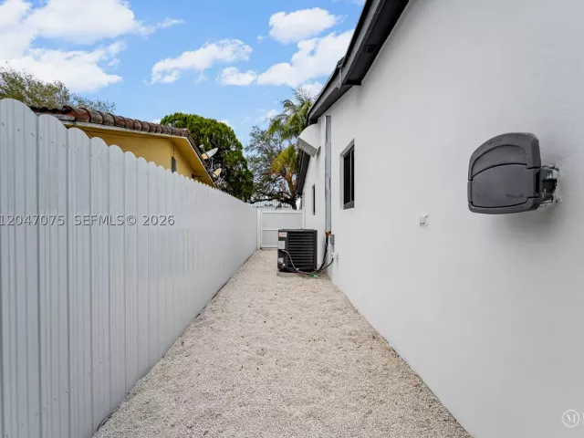 5-bedroom home for sale in Miami - 610 NE 164th Ter - MondialRealty