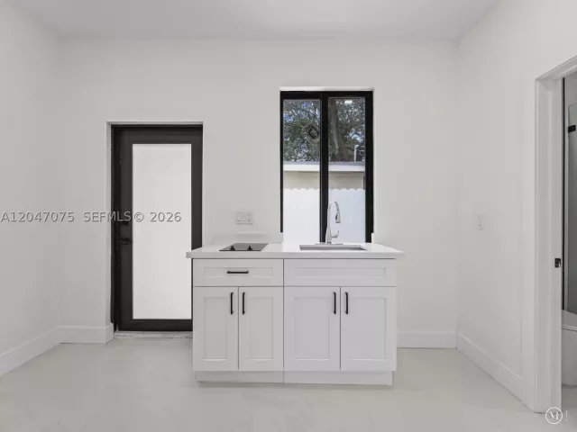 5-bedroom home for sale in Miami - 610 NE 164th Ter - MondialRealty
