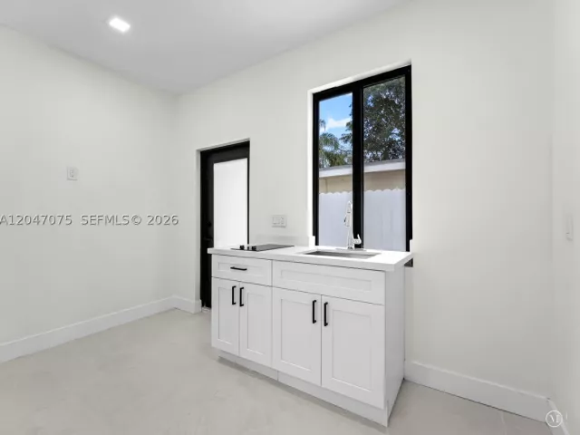 5-bedroom home for sale in Miami - 610 NE 164th Ter - MondialRealty