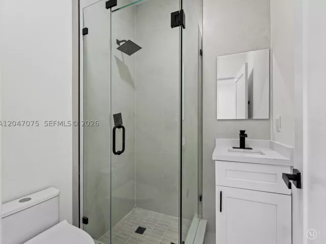 5-bedroom home for sale in Miami - 610 NE 164th Ter - MondialRealty