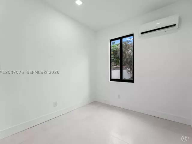 5-bedroom home for sale in Miami - 610 NE 164th Ter - MondialRealty