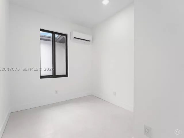 5-bedroom home for sale in Miami - 610 NE 164th Ter - MondialRealty