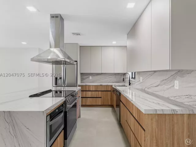 5-bedroom home for sale in Miami - 610 NE 164th Ter - MondialRealty