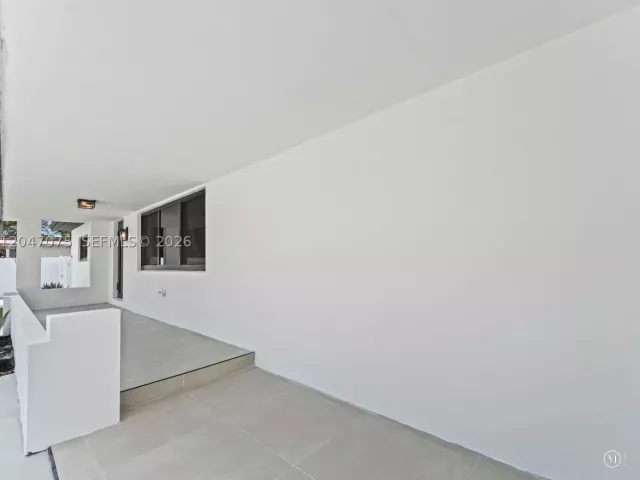5-bedroom home for sale in Miami - 610 NE 164th Ter - MondialRealty