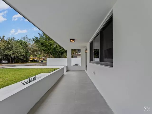 5-bedroom home for sale in Miami - 610 NE 164th Ter - MondialRealty