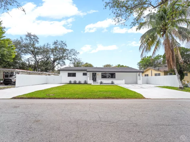 5-bedroom home for sale in Miami - 610 NE 164th Ter - MondialRealty