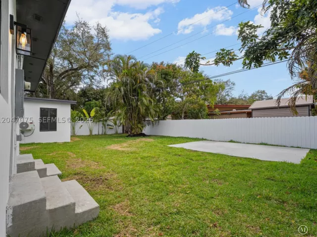 5-bedroom home for sale in Miami - 610 NE 164th Ter - MondialRealty