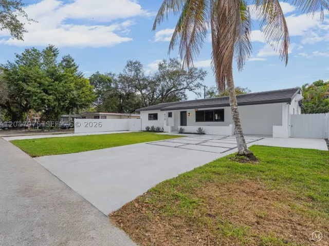 5-bedroom home for sale in Miami - 610 NE 164th Ter - MondialRealty