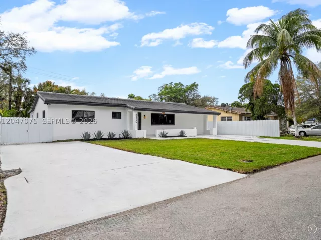 5-bedroom home for sale in Miami - 610 NE 164th Ter - MondialRealty