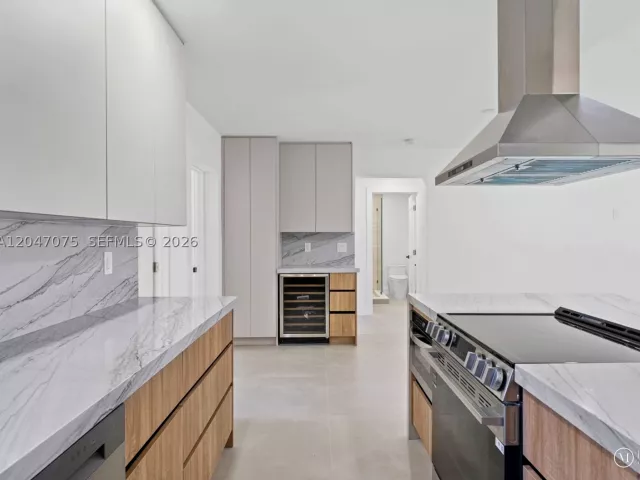 5-bedroom home for sale in Miami - 610 NE 164th Ter - MondialRealty
