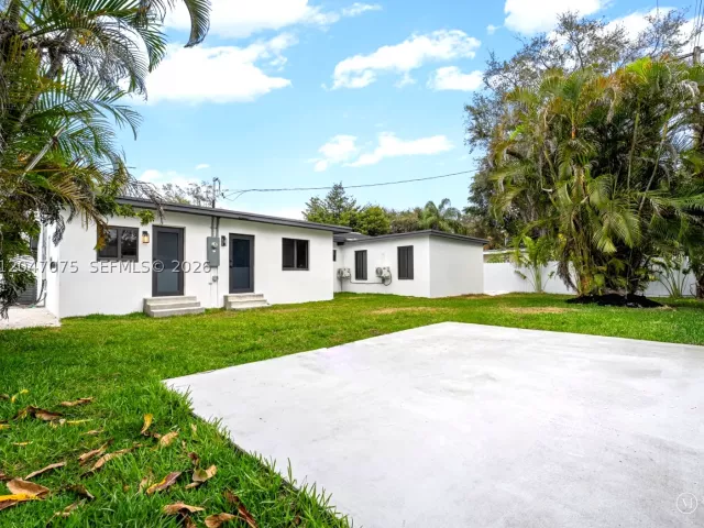 5-bedroom home for sale in Miami - 610 NE 164th Ter - MondialRealty