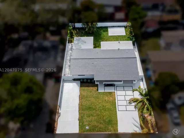 5-bedroom home for sale in Miami - 610 NE 164th Ter - MondialRealty