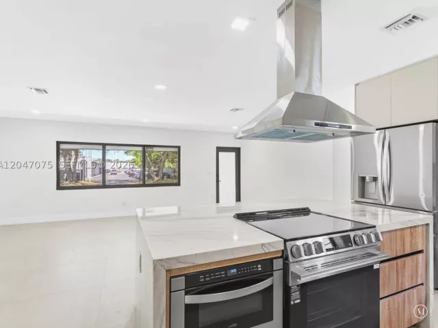 5-bedroom home for sale in Miami - 610 NE 164th Ter - MondialRealty