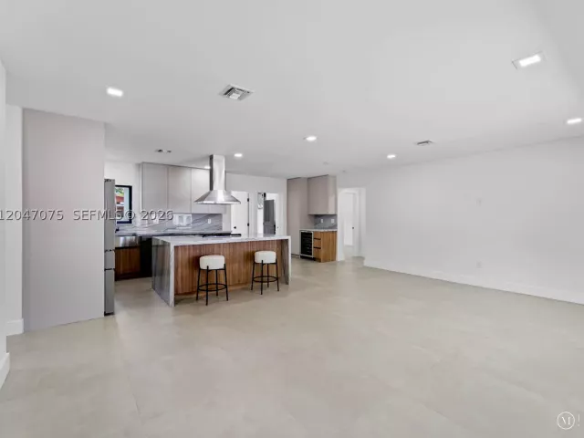 5-bedroom home for sale in Miami - 610 NE 164th Ter - MondialRealty