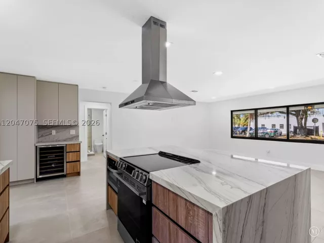5-bedroom home for sale in Miami - 610 NE 164th Ter - MondialRealty