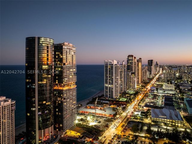 5-bedroom condo for sale in Sunny Isles Beach - 18501 Collins Ave 4003-04 - MondialRealty