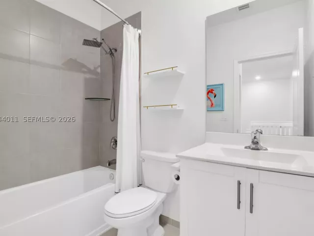 3-bedroom home for sale in Miami - 20610 NE 5th Pl - MondialRealty