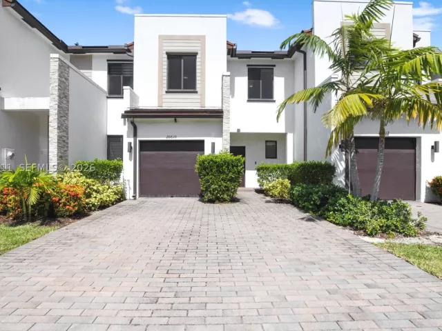 3-bedroom home for sale in Miami - 20610 NE 5th Pl - MondialRealty