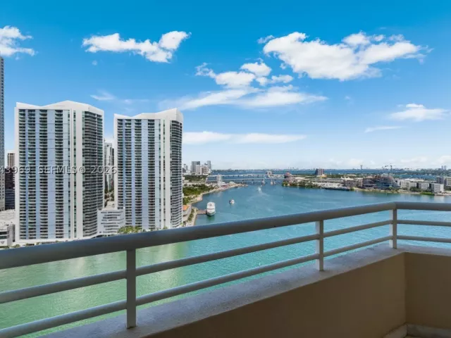 2-bedroom condo for rent in Miami - 888 Brickell Key Dr 2610 - MondialRealty