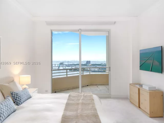 2-bedroom condo for rent in Miami - 888 Brickell Key Dr 2610 - MondialRealty