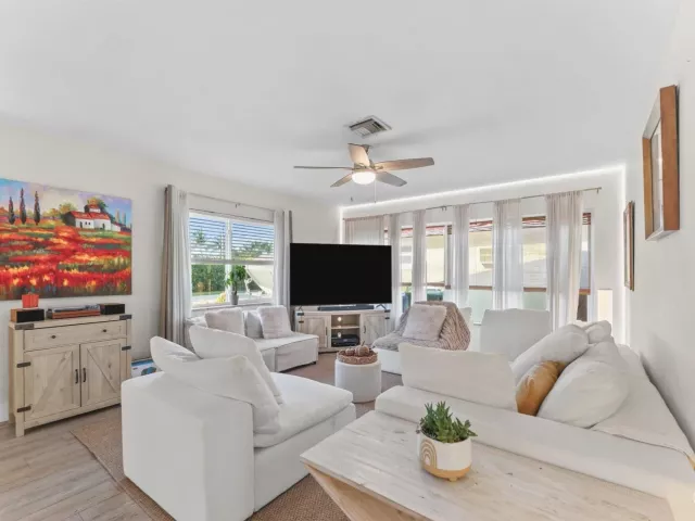 2-bedroom home for sale in Fort Lauderdale - 636 NE 16th Court - MondialRealty