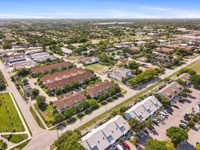 3-bedroom home for sale in Deerfield Beach - 354 SE 1st Way 354 - MondialRealty